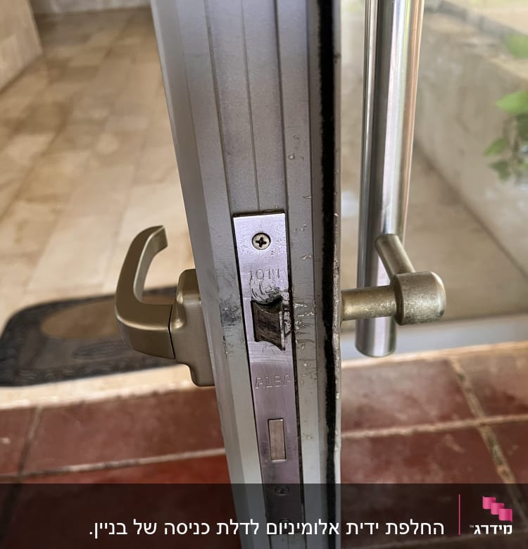 מנעול דלת מתכת עם ידית שבורה